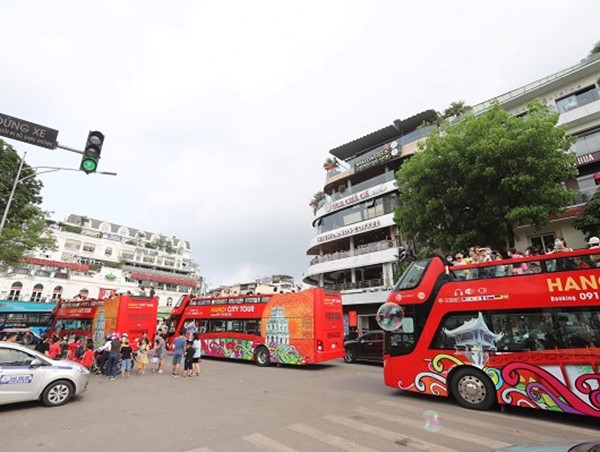 Nghỉ lễ Giỗ Tổ Hùng Vương: Hà Nội vắng vẻ, người dân gia tăng dùng phương tiện công cộng