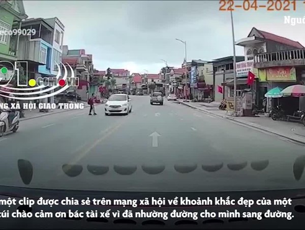 [Clip] Khoảnh khắc đẹp của nữ sinh khi được nhường đường khiến tài xế ‘‘ấm lòng’’
