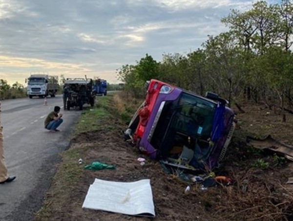 Xe giường nằm lật trên đường Hồ Chí Minh, 30 hành khách hoảng loạn