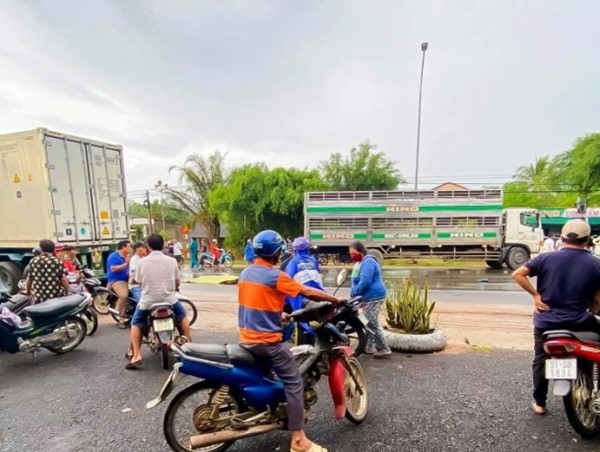 Va chạm với xe tải, hai vợ chồng tử vong thương tâm