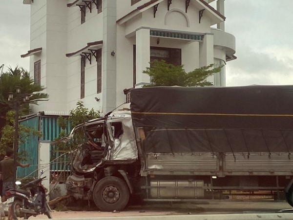 Quảng Ngãi: Tai nạn giao thông trên Quốc lộ 1, tài xế mắc kẹt trong cabin