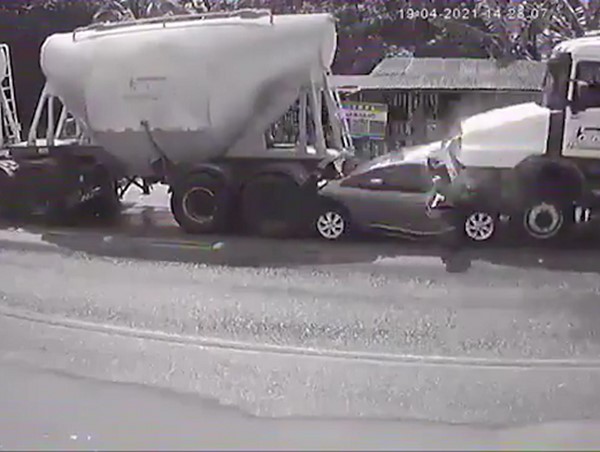 [Clip] Tai nạn kinh hoàng: Ô tô con nát bét giữa 2 xe bồn, cả gia đình thiệt mạng