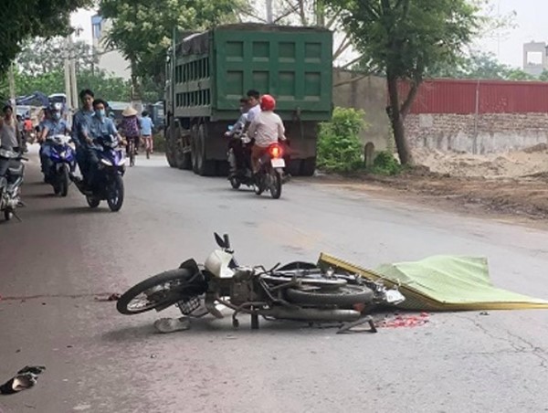 Trên đường đi học, nữ sinh lớp 11 bị xe tải cán tử vong