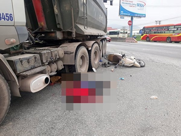 Tai nạn giao thông mới nhất hôm nay 25/4: Xe tải cán 3 mẹ con đi xe máy thương vong