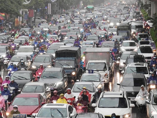 Đường phố Thủ đô ùn tắc trong cơn mưa sáng thứ Hai 