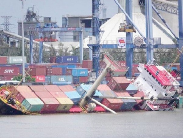 Tàu chở 54 container gặp nạn tại cảng Hiệp Phước