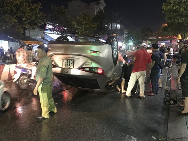 Tai nạn giao thông mới nhất hôm nay 26/4: Ô tô lật ngửa trong cơn mưa, nhiều người thoát chết