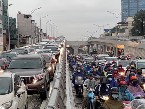 Hà Nội ùn tắc khắp các ngả đường trong mưa