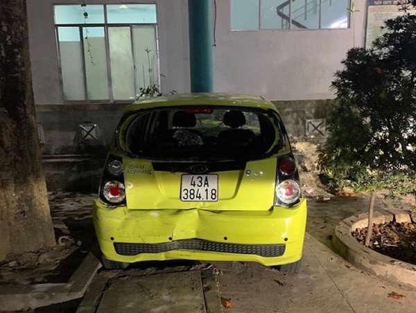 Tài xế đạp nhầm chân ga tông vào nhà xe bệnh viện, 3 người bị thương