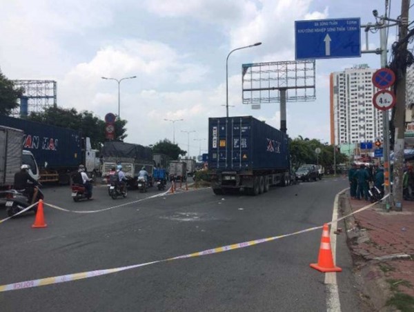 Tai nạn giao thông mới nhất hôm nay 28/4: Cô gái trẻ bị xe đầu kéo cán tử vong dưới chân cầu vượt