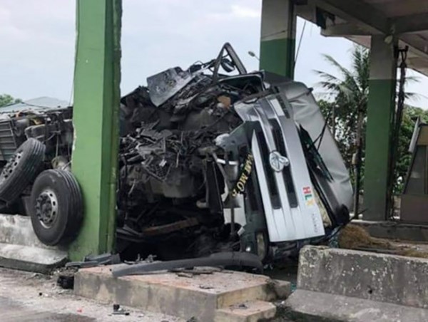 Đâm vào trạm thu phí bỏ không trên Quốc lộ 1, xe tải nát bét phần đầu