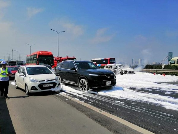 Cháy xe trên cao tốc Pháp Vân, người dân tắc cứng chiều rời Hà Nội về quê nghỉ lễ