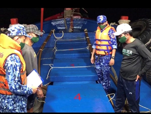 Bắt giữ tàu vận chuyển 60.000 lít dầu không rõ nguồn gốc trên biển