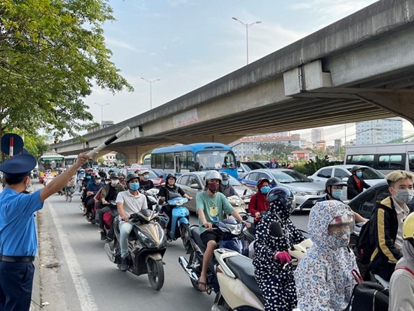 Bắt đầu kỳ nghỉ lễ 30/4 - 1/5: Cửa ngõ Hà Nội ùn tắc nghẹt thở