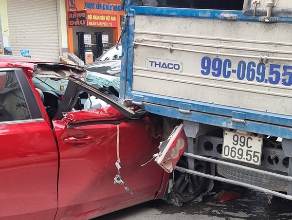 Hải Phòng: Ô tô con đâm đuôi xe tải, nhiều người bị thương