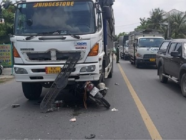 Một phụ nữ chạy xe máy bất ngờ lấn trái tông trực diện xe tải, tử vong