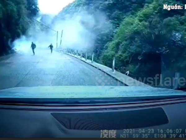 [Clip] Sạt lở núi đá rơi trúng ô tô, 2 cha con thoát chết kỳ diệu