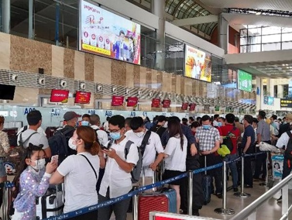 Cận cảnh Sân bay Nội Bài trong cao điểm ngày đầu nghỉ lễ