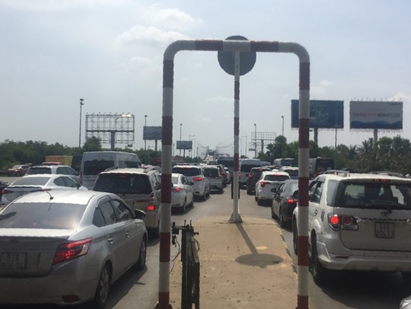 Sáng 30/4, người dân tiếp tục ùn ùn rời thành phố về nghỉ lễ