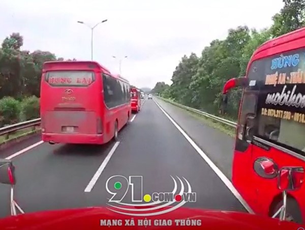 3 xe khách trên cao tốc Pháp Vân - Cầu Giẽ phóng nhanh, vượt ẩu