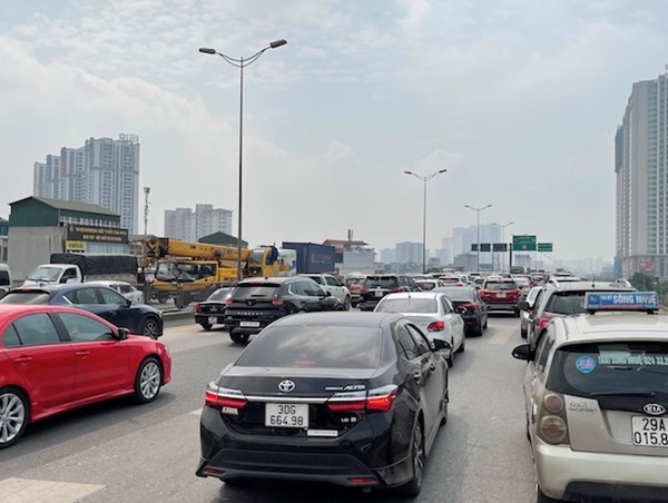 Cửa ngõ Hà Nội ùn tắc trong ngày đầu nghỉ Lễ