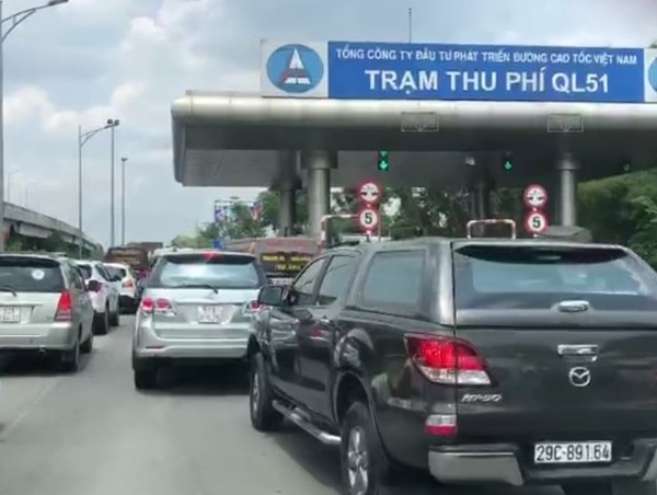 Xả trạm thu phí, Quốc lộ 51 vẫn kẹt xe nghiêm trọng ngày 30/4