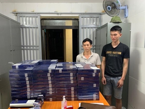 Bắt giữ 2 đối tượng dùng xe tải chở gần 3.000 bao thuốc lá lậu đi tiêu thụ 