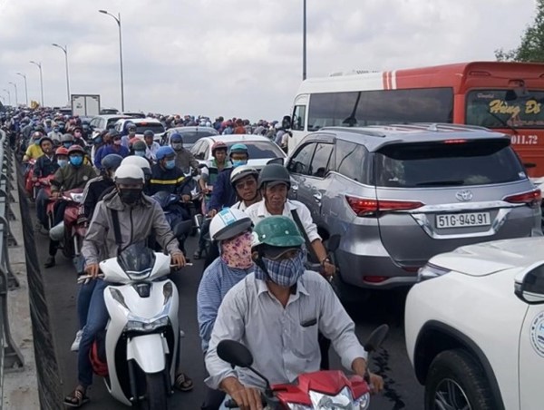 Cầu Rạch Miễu tiếp tục tê liệt vì ùn tắc giao thông