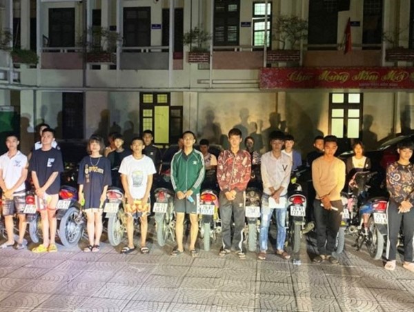 Chặn đứng nhóm thanh niên đua xe quanh thành cổ Sơn Tây