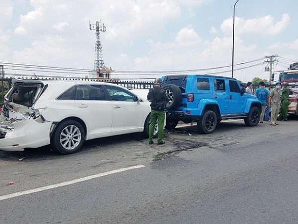Tai nạn giao thông mới nhất hôm nay 1/5: Tài xế phanh khiến 4 ô tô tông liên hoàn