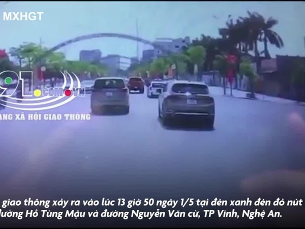 [Clip] Khoảnh khắc xe Mazda vào cua ẩu tông ô tô Huyndai