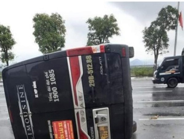 Xe limousine tự đâm dải phân cách rồi lật ngang trên QL18