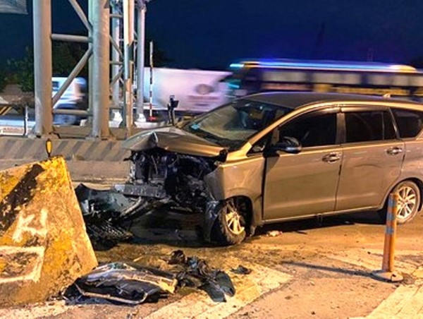 Ô tô 7 chỗ bất ngờ đâm thẳng trạm thu phí, tài xế nhập viện cấp cứu