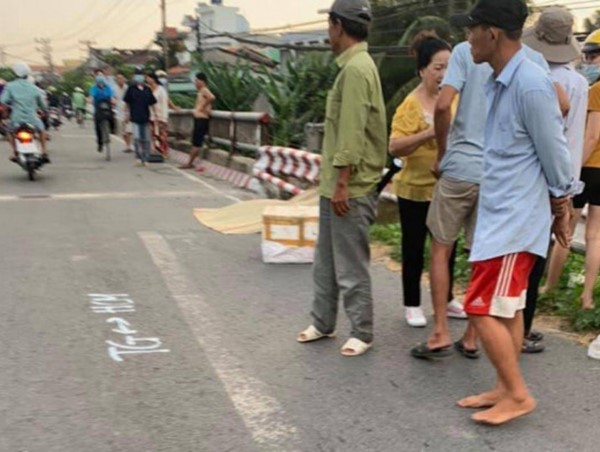 Tông vào lan can cầu, 2 thanh niên đi xe máy tử vong tại chỗ