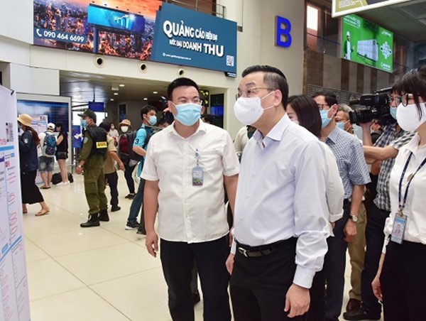 Chủ tịch UBND TP Hà Nội kiểm tra công tác phòng chống Covid-19 ở sân bay Nội Bài, bến xe Mỹ Đình