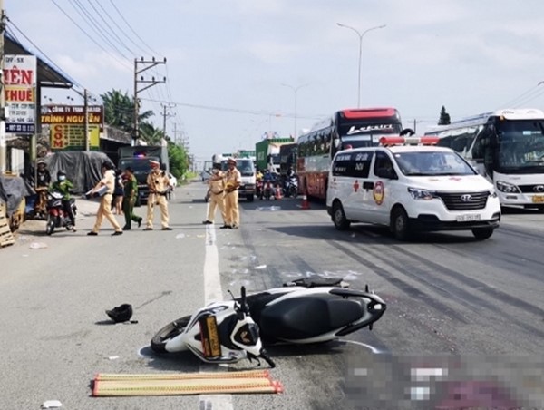 Nam thanh niên tự ngã xuống đường, bị xe khách cán tử vong