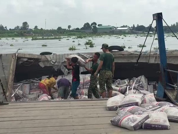 An Giang: Ghe gỗ chở hàng chục tấn xi măng bị lật giữa sông Hậu