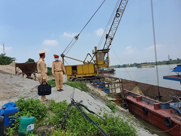 Hà Nội: Xử lý 7 bãi tập kết vật liệu xây dựng không phép ven sông Hồng