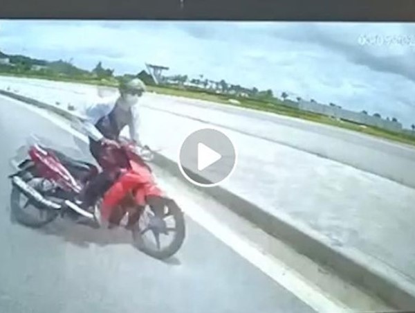 [Clip] Lấn làn, vào cua với tốc độ cao, xe máy đâm trực diện xe khách