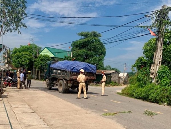 Va chạm với xe tải, nam thanh niên nhập viện nguy kịch