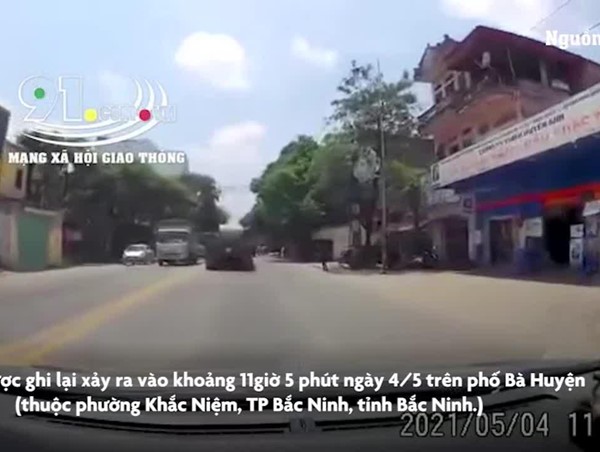 [Clip] Hú hồn khoảnh khắc tài xế cứu cô bé có ý định lao đầu vào ô tô tự tử