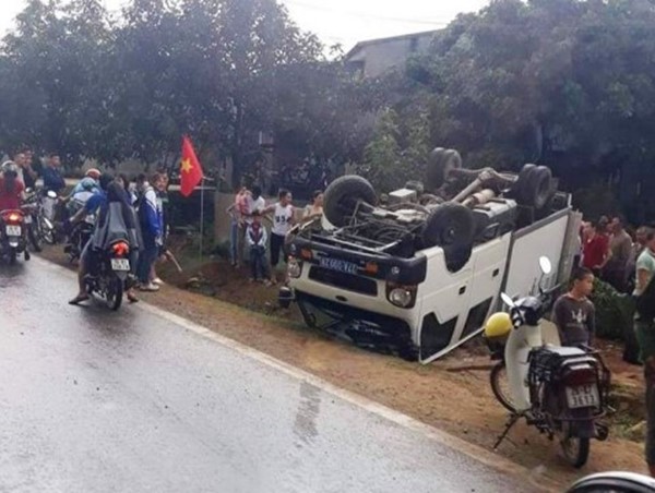 Ô tô biển xanh lật ngửa trên Quốc lộ 6, 2 người bị thương
