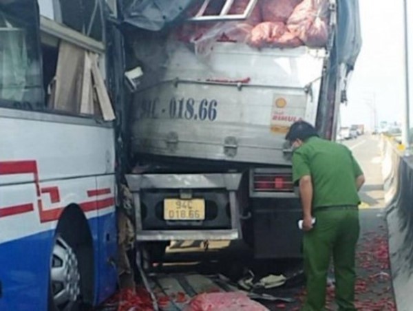 Tai nạn giao thông mới nhất hôm nay 5/5: Xe khách tông xe tải trên cao tốc, một người tử vong