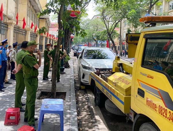 Hà Nội: Xử lý nghiêm tài xế xe Lexus để biển ra vào Bộ Công an dừng đỗ sai quy định