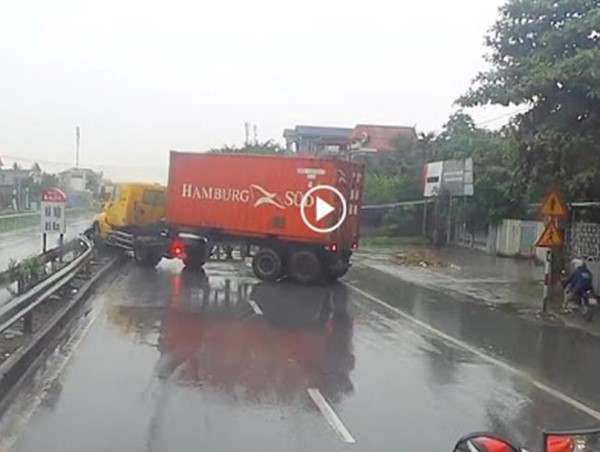 [Clip] Khoảnh khắc xe container lao lên dải phân cách chắn ngang đường