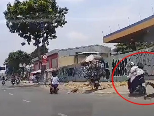 [Clip] Hai tên cướp giật điện thoại, kéo lê tài xế GoViet trên đường