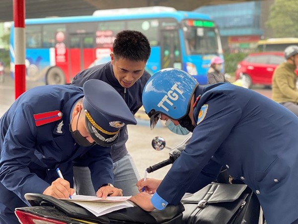 Khu vực Bến xe Mỹ Đình: Xe “rùa bò” đã giảm rõ rệt