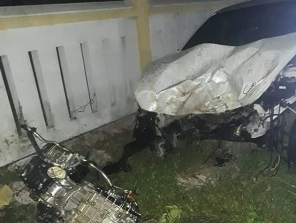 Ô tô húc đổ tường làm 4 người thương vong