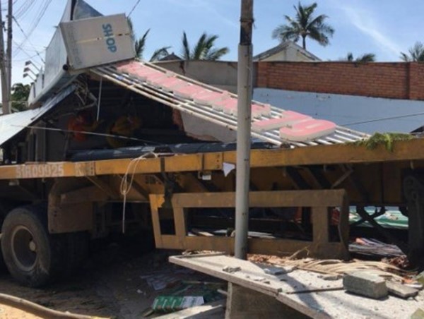 Xe đầu kéo chở thép húc sập tiệm tạp hóa ở Phan Thiết