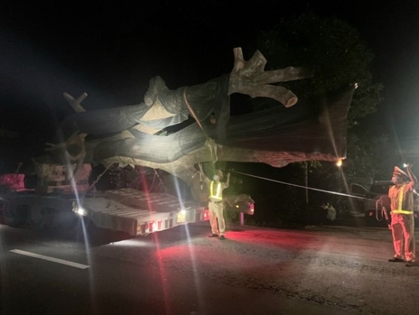 Cảnh sát giao thông truy đuổi xe chở cây “quái thú” trên Quốc lộ 1A